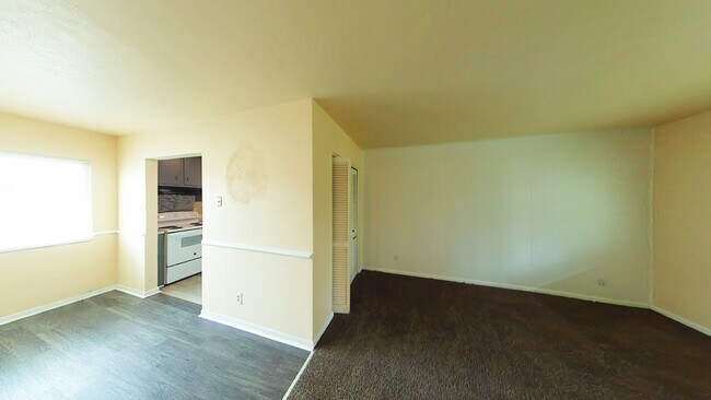 Building Photo - Newly updated 2 Bedroom, 1 bathroom Apartm...