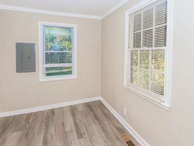 Building Photo - 211 Meadowdale Dr