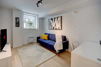 Building Photo - 2320 Rue Sainte-Catherine E