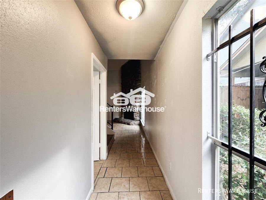 Primary Photo - Well kept, lovely 4 bedroom, 2.5 bathroom ...