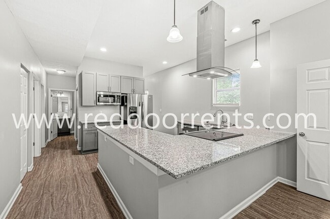 Building Photo - Spacious 3 Bed / 3 Bath Unit in Triplex Ne...