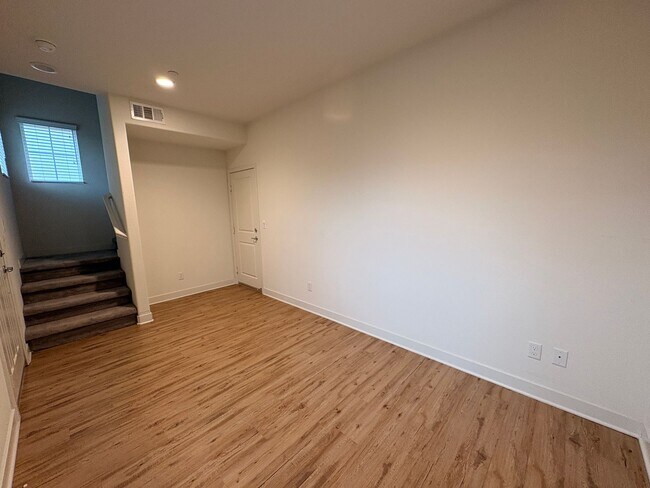 Foto del edificio - 2 Bed, 2.5 Bath in Anaheim!