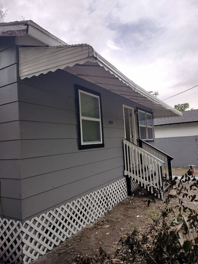 Foto del edificio - Fully Renovated 3/1 Single Family Ready fo...
