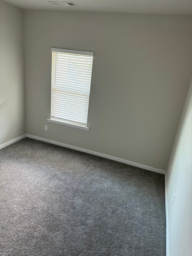 Building Photo - Gorgeous 3 bedroom, 2 bath, ranch style home