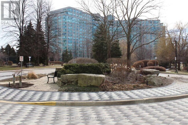 Photo du bâtiment - 7905 Bayview Ave