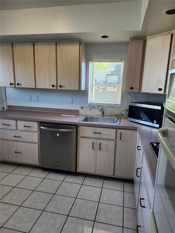 Foto del edificio - 2220 Birchcrest Blvd