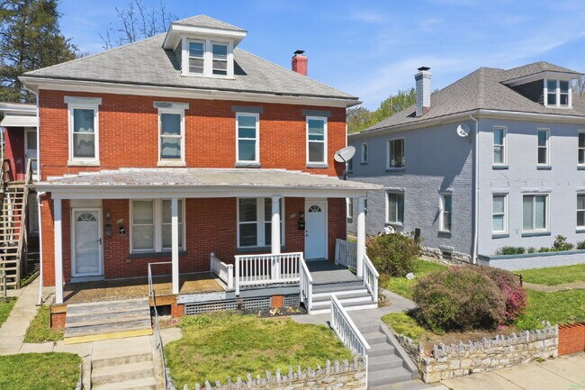 Building Photo - Beautiful Duplex with Charm