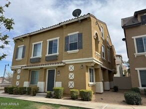 Building Photo - 104 W Laurel Ct