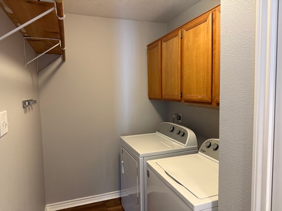 Building Photo - 1802 Sara Dr