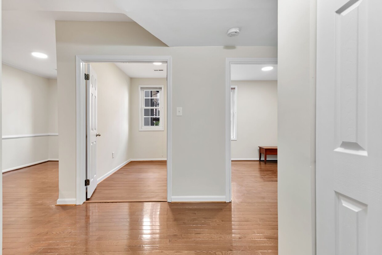 Foto principal - 4 bedroom - Great NW DC location