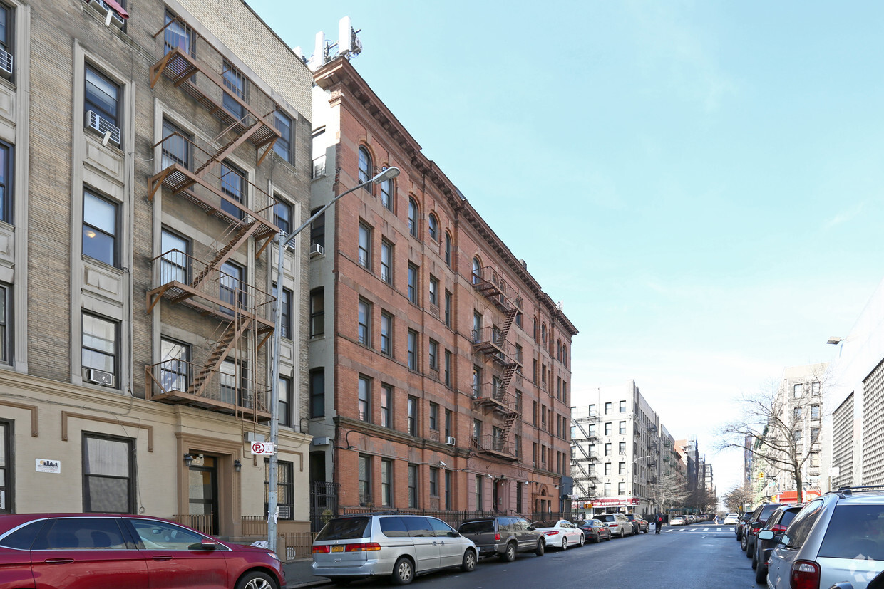 Building Photo - 174 W 109th St