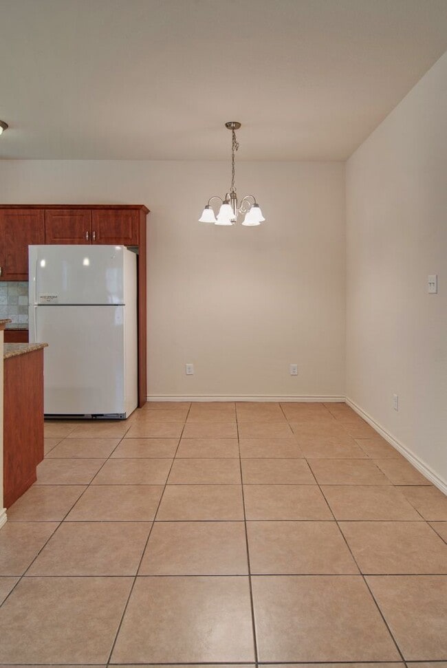 Foto del edificio - Immediate Move in! HUGE 3/3 duplex just Mi...