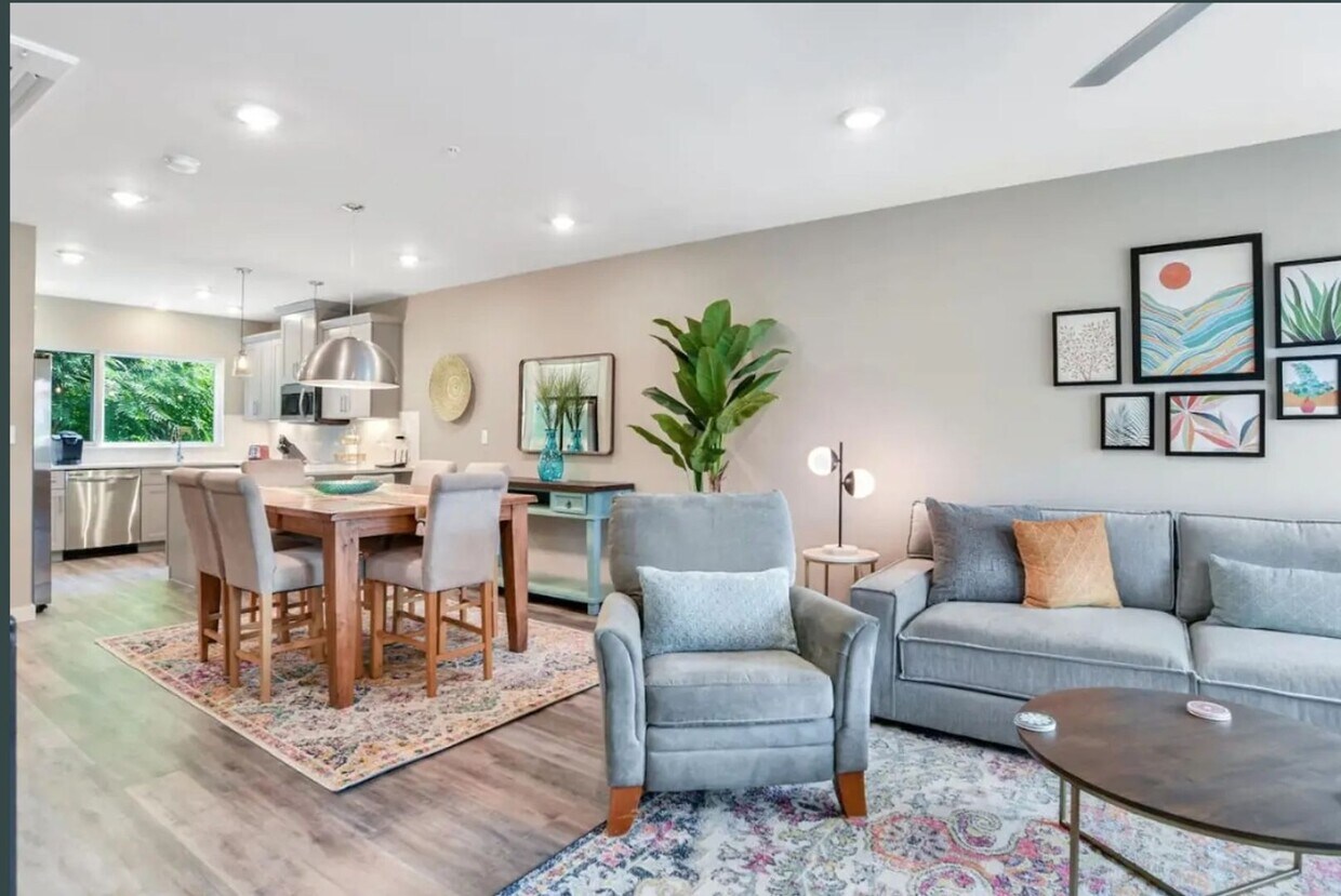 Primary Photo - Stunning Furnished Townhouse in the South ...