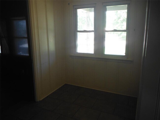 Building Photo - 405 Cochran St