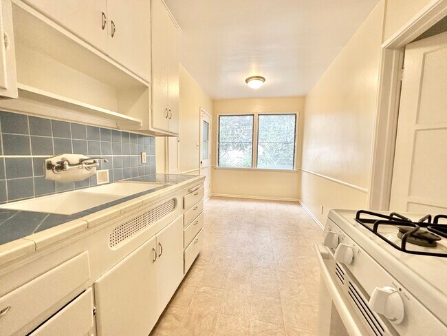 Foto del edificio - 8262 Blackburn Ave
