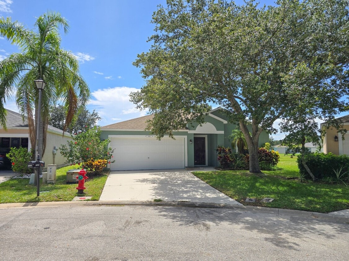 Foto principal - 4 Bedroom 2 Bathroom in Waterford Lakes