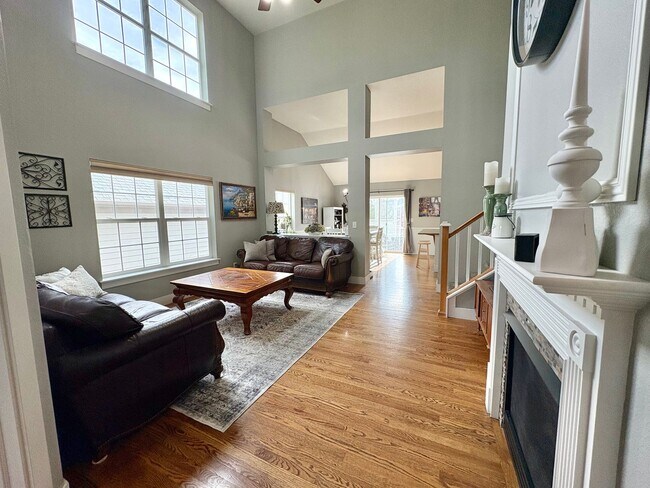 Foto del edificio - Stunning Home with ~4,000sqft of Living Space In a Great Location!