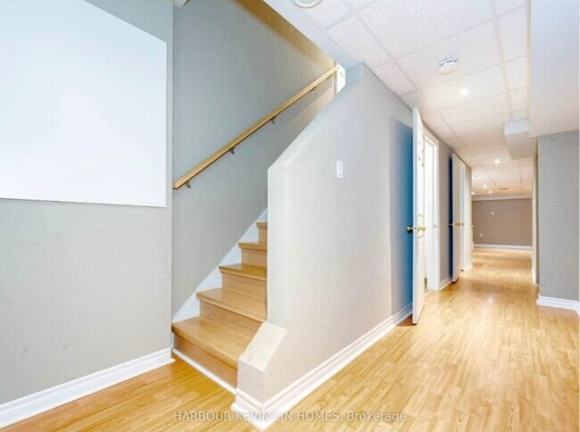 Photo du bâtiment - Basement Apartment in Maple, ONT