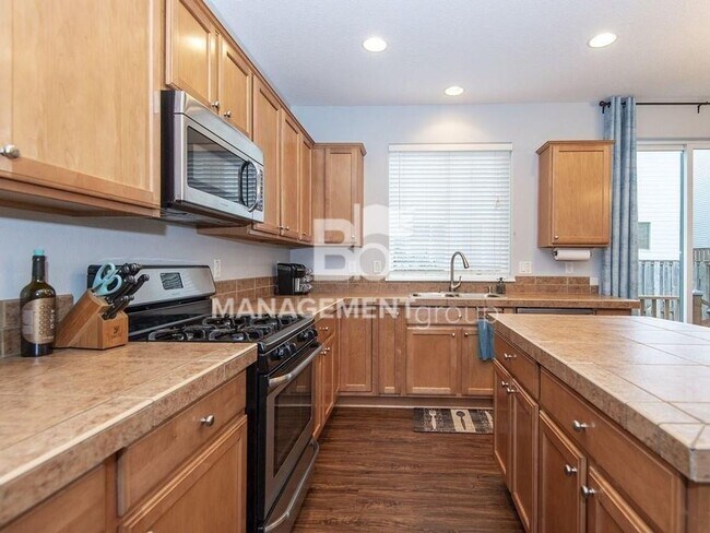 Building Photo - Beautiful Tigard Home- Gourmet Kitchen- Pr...