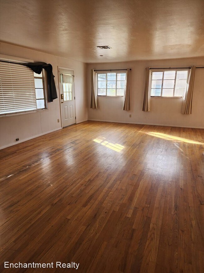Building Photo - 3 br, 2 bath House - 500 E 21st St.