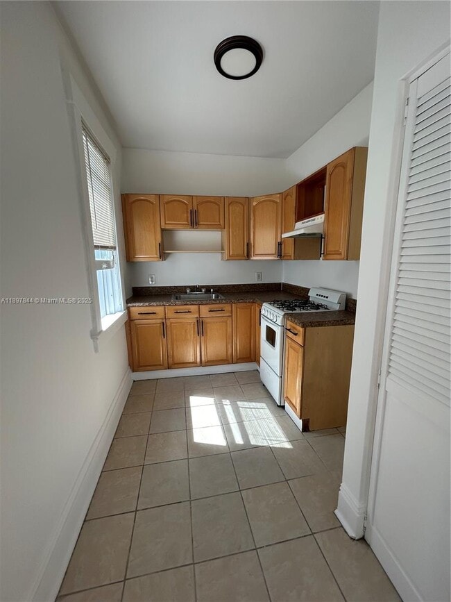 Building Photo - 529 NE 66th St