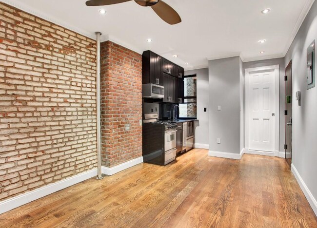 Foto del edificio - 317 E 10th St