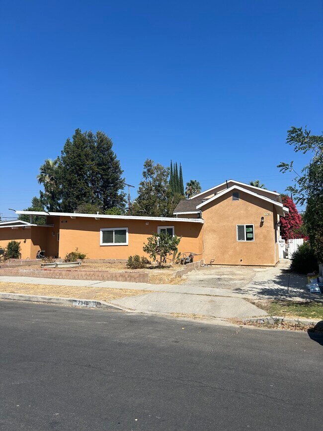 Foto del edificio - 7948 Aura Ave