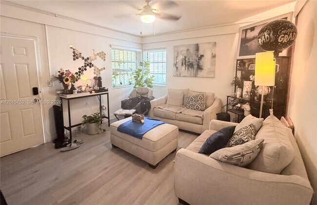 Foto del edificio - 8144 Harding Ave