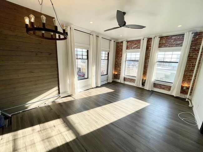 Building Photo - *** Cozy 1 bed 1 bath include all the util...