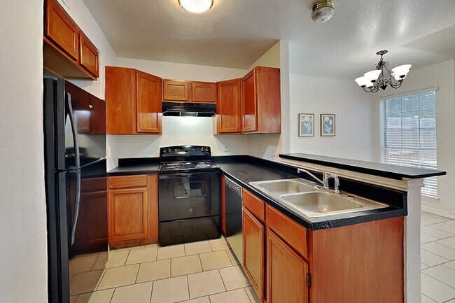 Foto del edificio - 905 Fairbanks Cir