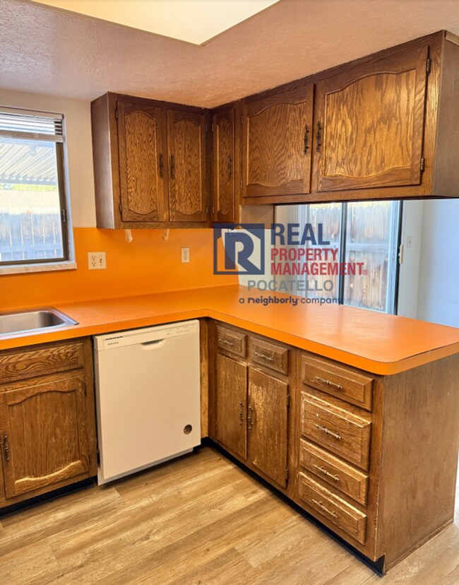 Foto del edificio - 3 bedroom 1.5 bath townhouse - 2 car carport