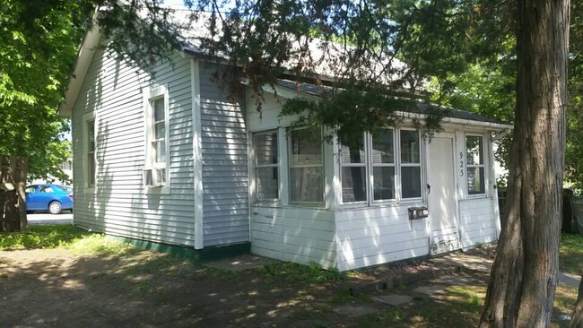 Building Photo - 923 Vine St