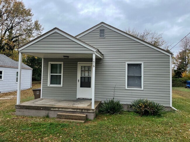 Foto del edificio - 2 BDRM 1 BA, 816 SQ FT HOME, DUKE POWER, CITY OF GREENSBORO WATER- $975 MONTH, $975 DEPOSIT!!