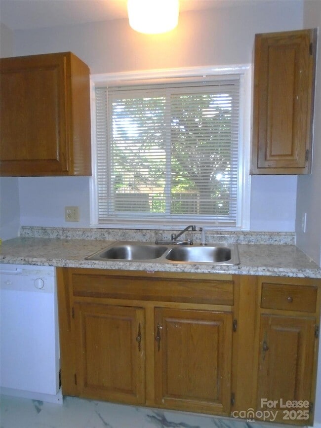 Building Photo - 4024 Rosehaven Dr