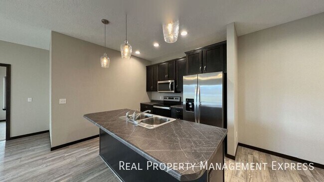 Foto del edificio - 3-Bed, 2-Bath Townhome: Modern, Spacious, Convenient
