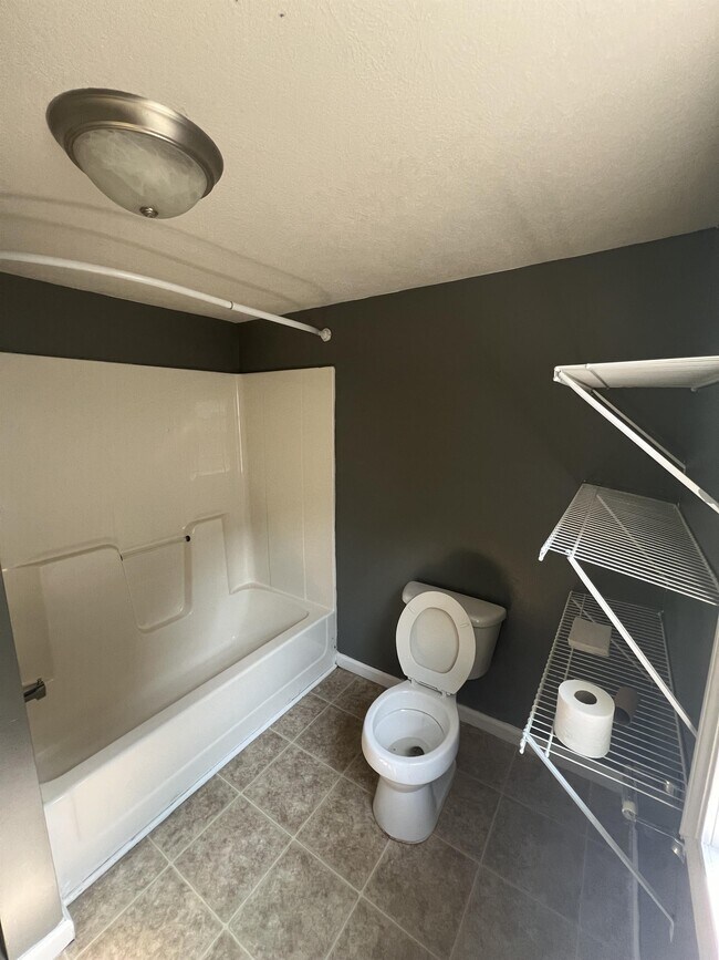 Foto del edificio - 607 Samantha Ave