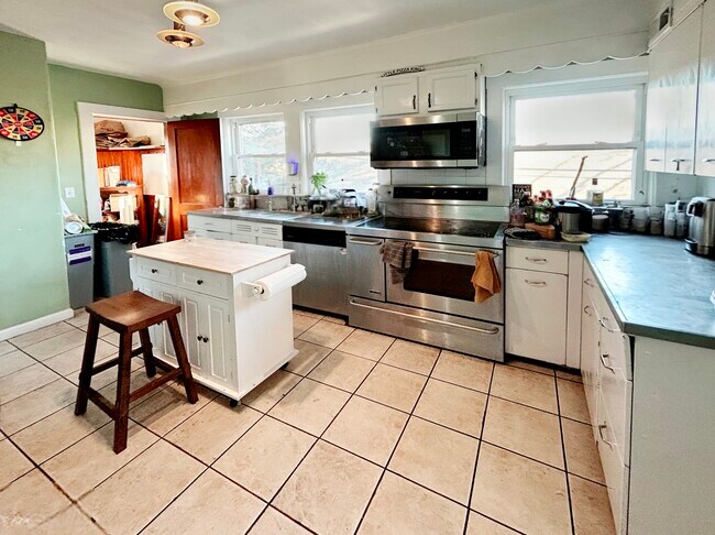 Foto del edificio - 235 Commonwealth Ave