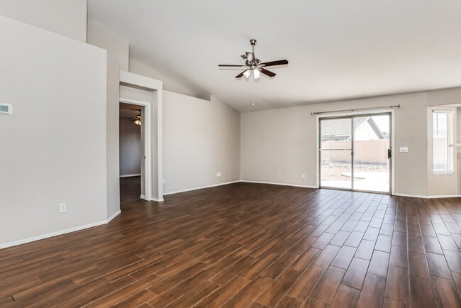 Foto del edificio - 523 N Bailey Cir