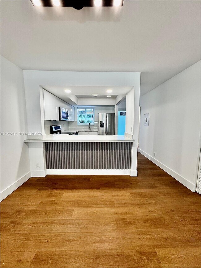 Building Photo - 1460 SW 24th Ct