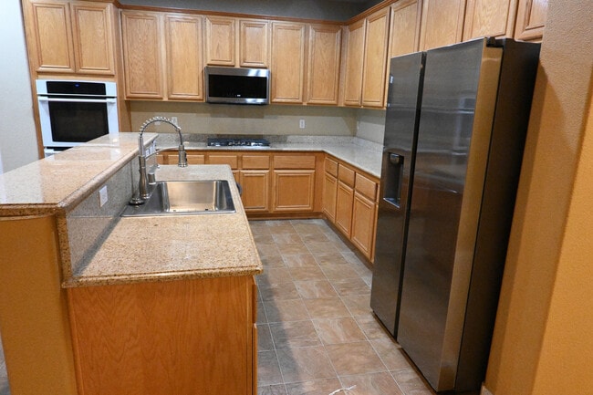 Kitchen with upgraded appliances - 3204 Villa Pisani Ct