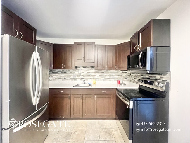 Building Photo - Pet-Friendly 3-Bedroom Stacked Townhome with Garage & Backyard in London