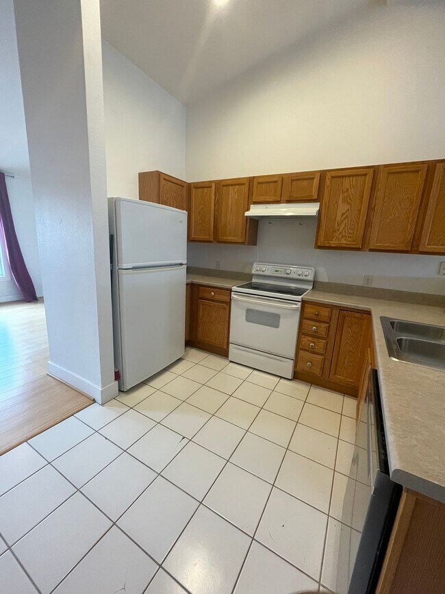 Building Photo - Stylish Studio Available now!