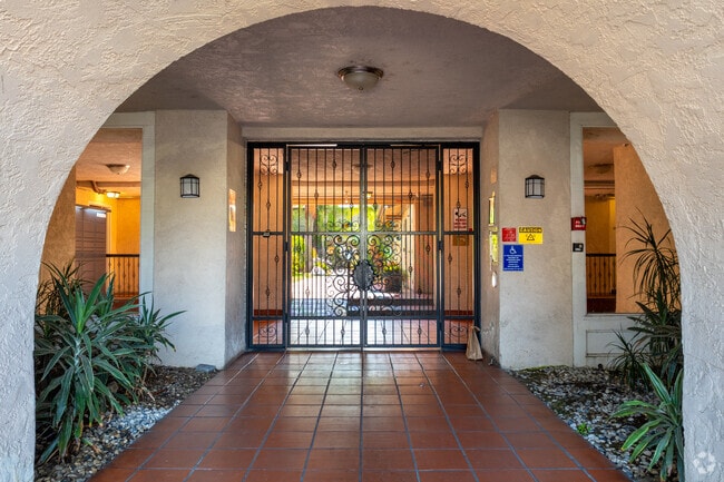 Building Photo - Villa La Paloma