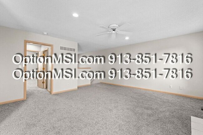 Foto del edificio - Well Maintained Half Duplex