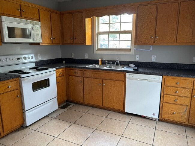 Building Photo - 2 Bedroom Townhouse