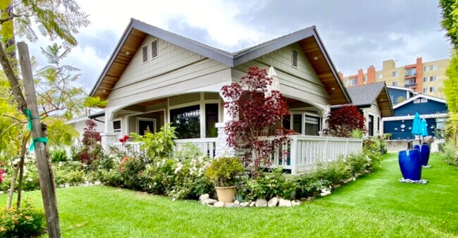 Foto del edificio - 7403 Hawthorn Ave