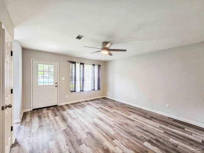 Building Photo - 4770 Skyline Dr