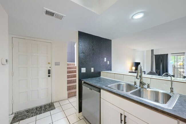 Foto del edificio - 4814 Misty Slope Ln