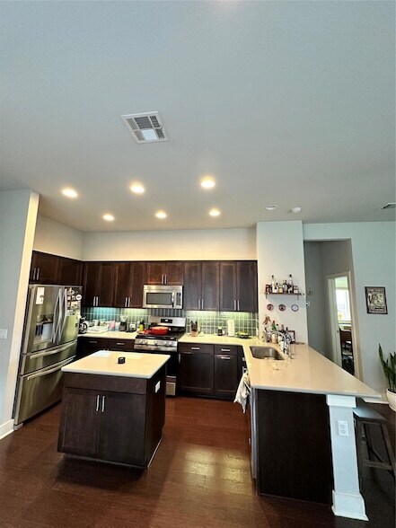 Foto del edificio - 8021 Izetta Ln