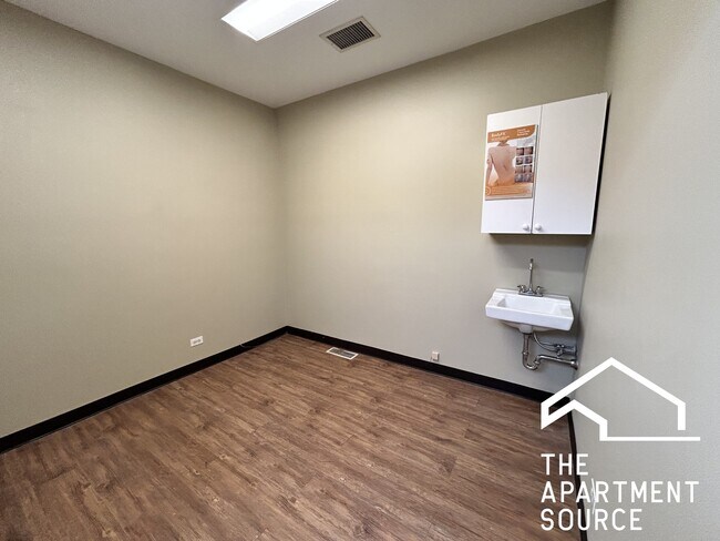 Foto del edificio - 4956 W Irving Park Rd